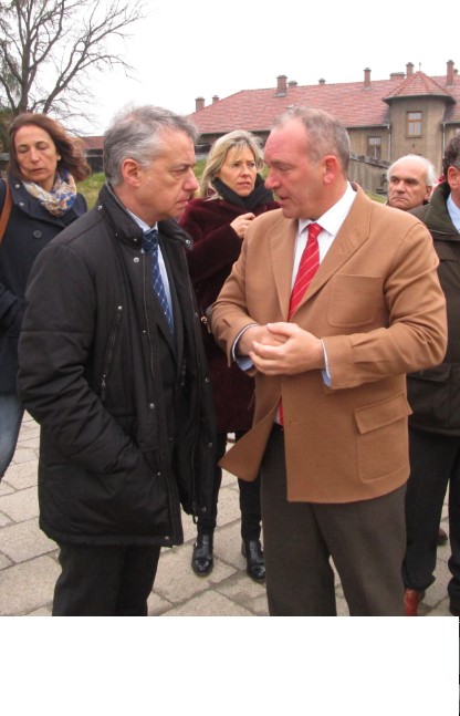 El Lehendakari Íñigo Urkullo departiendo con Enrique de Villamor y Soraluce, Presidente APTCE. © Foto: José Luis Barceló 2017