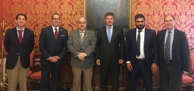 En el centro, el Ministro de Justicia, Rafael Catalá, a su derecha, el Presidente de ASPEJURE, José Aguilera.