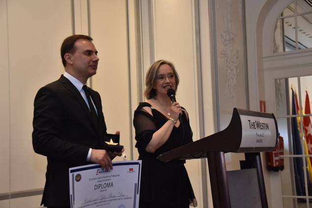 Los pianistas a dúo, Carles y Sofía, dirigen unas palabras de agradecimiento tras recibir el premio.