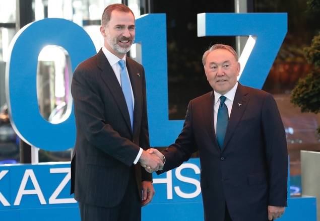 El Rey de España Felipe VI es recibido por el presidente de Kazajistán, Nursultán Zanarbáyev.