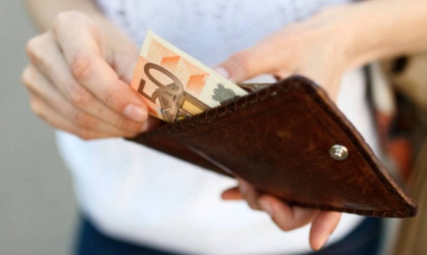 Los españoles utilizan la paga extra para saldar deudas