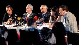 Una sala de cine fue el escenario para la convocatoria de prensa de los empresarios del cine. En la foto, de izda. a dcha.: Pascual Egea, Presidente de APM (Asociación de Promotores Musicales de España), Daniel Martínez, Presidente de FAETEDA (Federación Estatal de Asociaciones de Empresas de Teatro y Danza), Juan Ramón Gómez Fabra, Presidente de FECE (Federación de Empresarios de Cine de España), Fabia Buenaventura, Directora General de FAPAE (Federación de Asociaciones de Productores Audiovisuales Españoles), y  Ángel Luis Sánchez, Vicepresidente de ARTE (Asociación de Representantes Técnicos del Espectáculo).