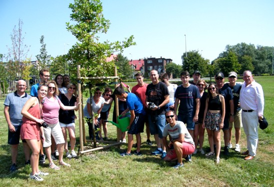 Regando el Árbol de Gernika en Auschwitz-Oswiecim, Polonia. El Presidente APTCE (dcha.) con Padres y Madres de los jóvenes que participaron en la plantación en abril 2017. Familias de la Comunidad Valenciana (IES Azorín de Petrer –Alicante).