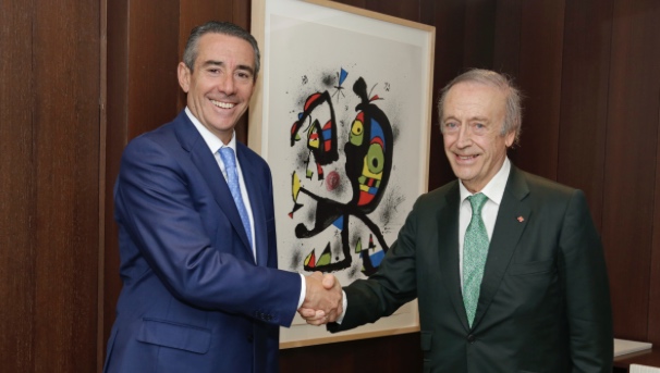 Juan Alcaraz, director general de CaixaBank, y Miguel A. Torres, presidente de la FEV.