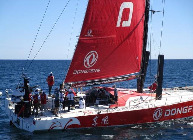 La embarcación del equipo Dongfeng, en plena navegación (Foto: José Luis Barceló)