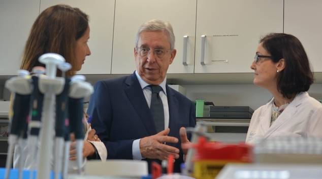 De izquierda a derecha, la doctora Violeta Sierra, Josep Miguel Abad y la doctora Cristina Cruz.