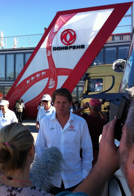 Charles Caudrelier, patrón francés del Dongfeng Race Team, responde a los periodistas delante del pabellón del Grupo Dongfeng Motor Co. Ltd. en el village de Alicante. (Foto: José Luis Barceló)