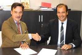 De izquierda a derecha: Director general de FIAB y director del Área de Financiación Especializada de la Caixa.