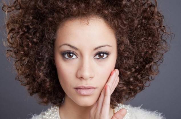 Rizos y melenas curly, la tendencia que siempre vuelve