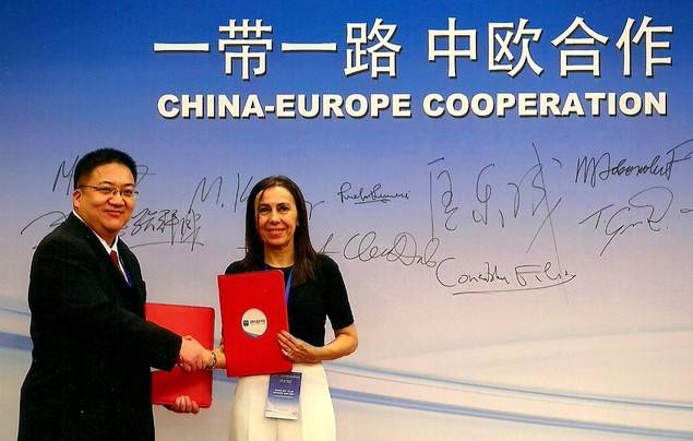 Pilar Vicente, adjunta a la dirección de 'El Mundo Finaciero' suscribe el acuerdo estratégico con Huang Lechen, vicepresidente de CEIS.