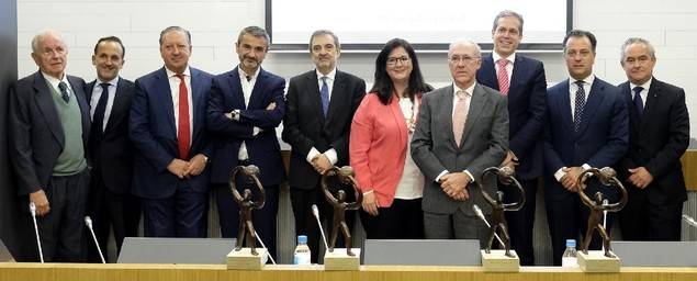 Pie de foto, de izquierda a derecha: José María Echevarría, presidente Fundación Adecco; Juan Alfaro, secretario general Club Excelencia en Sostenibilidad; Ramón Paredes, presidente Club Excelencia en Sostenibilidad; Enrique Sánchez, presidente Grupo Adecco; Luis Miguel Gilpérez, presidente Telefónica; Conchita Navarro, responsable RSC Mutua; Julio Ángel Martínez Meroño, director general SEPE; Eloy del Moral, director RRHH Leroy Merlin -Antonio Lasaga, director RRHH Airbus y Francisco Mesonero, director general Fundación Adecco.