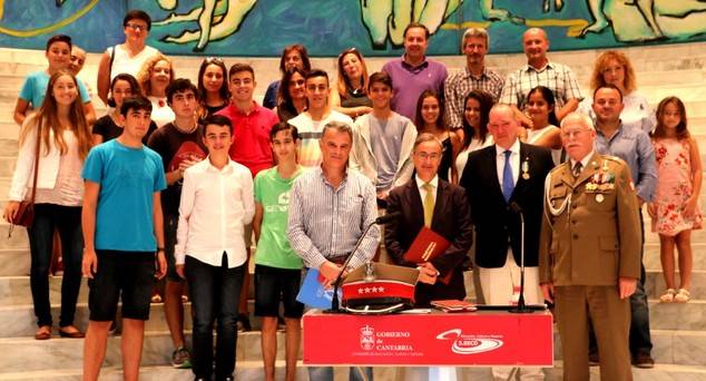 Foto de familia en la que se entrega la carta del gobernador al Consejero de Presidencia y Director General de Administraciones locales, el Oficial Polaco y todo el grupo de alumnos.