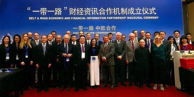 Numerosos empresarios y medios europeos se han adherido a esta nueva iniciativa de la Franja y la Ruta de la Seda impulsada por China. En el centro, Huang Lechen, vicepresidente de CEIS, junto a la adjunta a la dirección de El Mundo Financiero, Pilar Vicente.