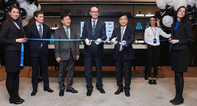 Jesús Nuño de la Rosa y el Sr. Kim cortan la cinta de inauguración.