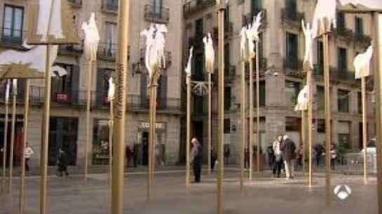 El 'bosque de los horrores' del nacimiento montado este año or el Ayuntamiento de Barcelona en la plaza de Sant Jaume.