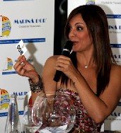 La cantante Merche extrajo las papeletas de los agraciados.