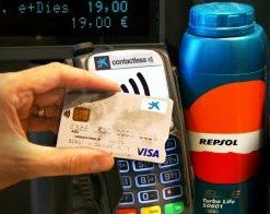 la Caixa y Repsol ofrecen sistemas de pago rápido contactless en la red de estaciones de servicio