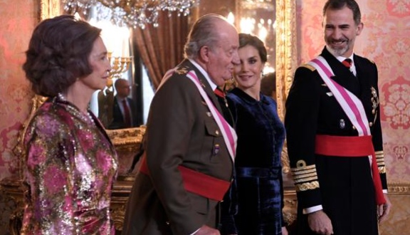 El rey Felipe VI homenajea a su padre Juan Carlos I por su 'servicio leal a España'