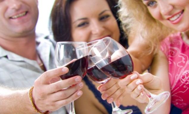 El 72 % de los españoles apuesta por el vino pero más de la mitad lo consume solo de forma ocasional
