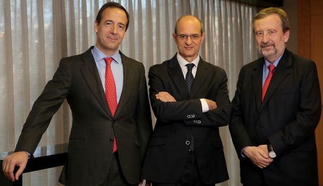 Gonzalo Gortázar, presidente; Javier Valle, director general; y Tomás Muniesa, vicepresidente ejecutivo-consejero delegado de VidaCaixa. (VidaCaixa)