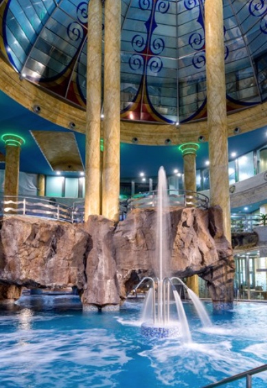 Piscinas interiores en el balneario de Marina D'Or.