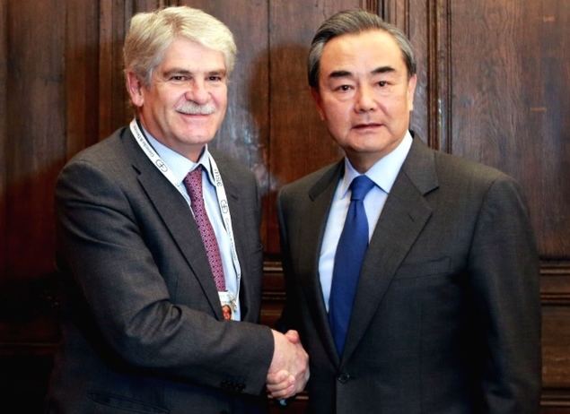 El Ministro de Asuntos Exteriores de China, Wang Yi, junto a su homólogo español Alfonso Dastis durante su encuentro con motivo de la reunión de la 53 Conferencia de Seguridad que tuvo lugar en Munich el 17 de febrero de 2017.