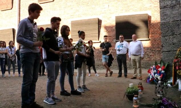 Homenaje de los jóvenes en el paredón de fusilamiento del campo de concentración de Auschwitz.