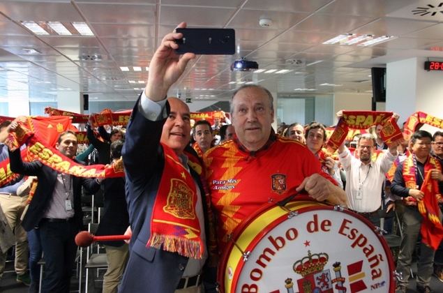 Manolo el del Bombo se une a los empleados de LG en la campaña 'Siente los colores'