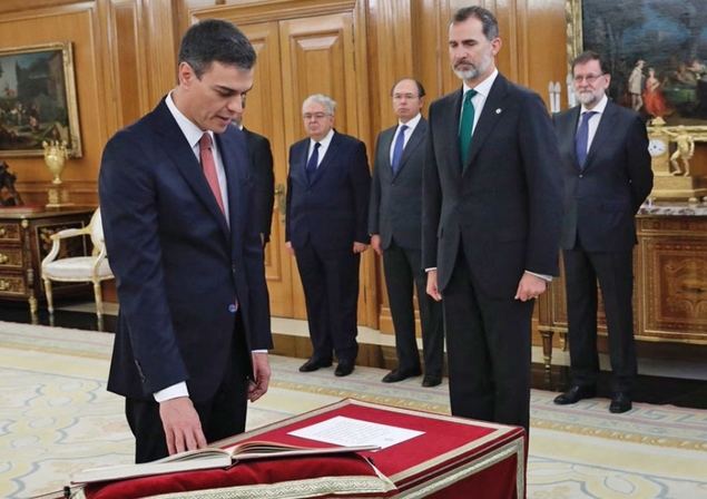 Pedro Sánchez promete cumplir fielmente el cargo de presidente del Gobierno del Reino de España ante Su Majestad el Rey Don Felipe VI. Retrata del primer presidente de nuestra Democracia que alcanza dicho cargo sin ser diputado y mediante moción de censura.