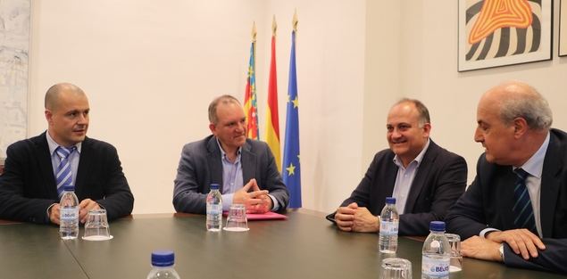 Enrique Villamor, presidente de APTCE, junto a Gustavo García, vocal de la entidad, Joan Calabuig, Delegado de la Generalitat Valenciana para Europa y el Cónsul de Polonia en Valencia.