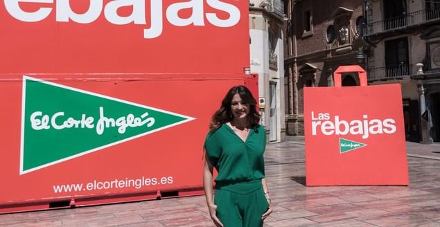 La modelo José Toledo ante las bolsas de #LasRebajas de El Corte Inglés.