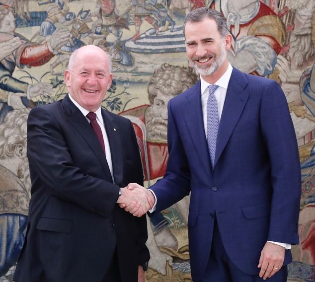 Su Majestad Don Felipe de Borbón recibe el saludo de Sir Peter Cosgrove, Gobernador General de Australia.
