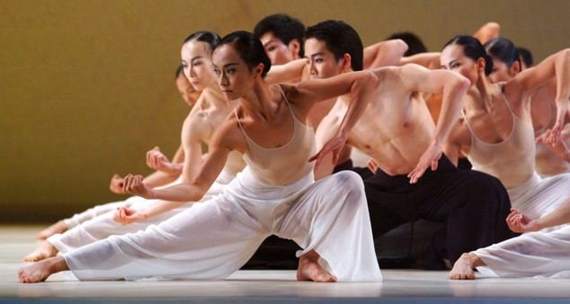 Cloud Gate Dance Theatre de Taiwán hace danzar los caracteres de la caligrafía china en el Grec Festival de Barcelona