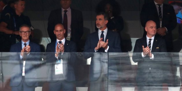 El juego de las sillas en el Palco de Honor