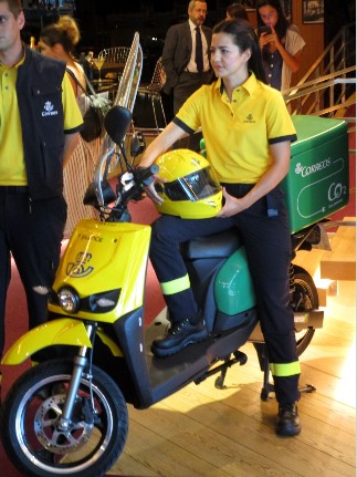 La nueva uniformidad de Correos incluye diferentes tipos de ropa según el tipo de trabajo. (Foto: José Luis Barceló, Copyright © 2018 El Mundo Financiero).