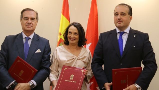 De izquierda a derecha, José María Alonso, Yolanda Ibarrola y Ángel Llamas tras la firma del convenio.