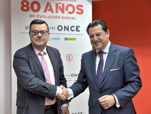 En la imagen, José Luis Martínez Donoso, Director General de la Fundación ONCE, junto a Manuel Pinado Puerta, Director General de Recursos Humanos de El Corte Inglés.