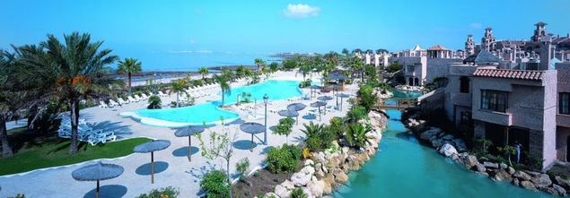 El Hotel y Apartamentos Bahía Sur se encuentra estratégicamente ubicado en el centro de la luminosa Bahía de Cádiz , en la ciudad de San Fernando.