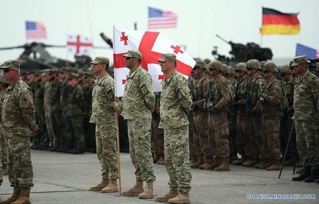 Soldados participan en el ejercicio militar multinacional llamado 'Noble Partner 2018', en la base de Vaziani cerca de Tiflis, Georgia, el 1 de agosto de 2018. El 13 ejecicio militar multinacional 'Noble Partner 2018' comenzó el miércoles en la base militar de Vaziani de Georgia con la participación de más de 3,000 soldados, informó el Ministerio de Defensa de Georgia. Armenia, Azerbaiyán, Reino Unido, Estonia, Francia, Georgia, Alemania, Lituania, Noruega, Polonia, Turquía, Ucrania y Estados Unidos están participando en los ejercicios que concluirán el 16 de agosto. (Xinhua/Kulumbegashvili Tamuna)