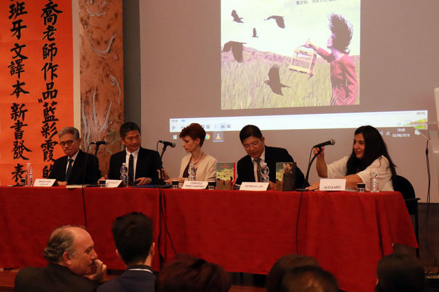 De izquierda a derecha, Simón Shen Yeaw Ko, representante de Taiwán en España; Lee Yung-te, presidente del Consejo de Asuntos Hakka del gobierno de Taiwán; Consuelo Marco Martínez, traductora; Lee Wang.tang, traductor y presidente de la Asociación de Hakkaneses de Taiwán en España; Alicia Arés, editora de Cuadernos del Laberinto.