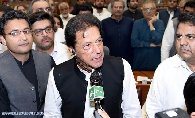 ISLAMABAD, agosto 17, 2018 (Xinhua) -- Imagen cedida por el Departamento de Información de Prensa (PID, por sus siglas en inglés) de Pakistán el 17 de agosto de 2018, del recién elegido primer ministro de Pakistán Imran Khan (c) dirigiéndose a los legisladores, en Islamabad, capital de Pakistán. El ex jugador de críquet convertido en político, Imran Khan, del partido Pakistan Tehreek-e-Insaf Pakistán (PTI) o partido Movimiento para la Justicia fue elegido el viernes como nuevo primer ministro del país en una votación realizada por la Asamblea Nacional o cámara baja del Parlamento. (Xinhua/PID)