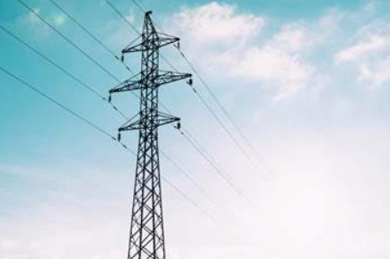 Los consumidores finales asumen el riesgo del mercado mayorista de la electricidad en los nuevos contratos