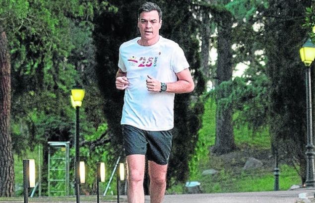 Pedro Sanchez hace footing por La Moncloa el pasado verano.