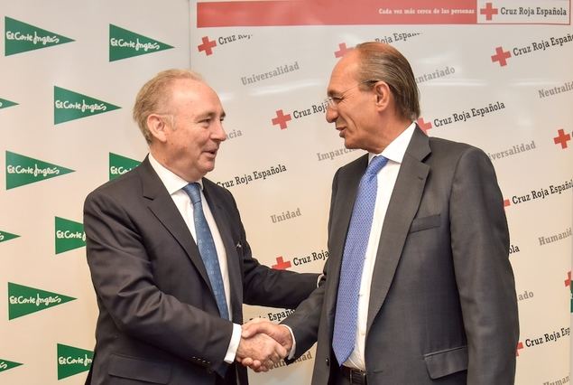 En la imagen, a la izquierda el Secretario General de Cruz Roja Española, Leopoldo Pérez, estrecha la mano del director de Comunicación y Relaciones Institucionales de El Corte Inglés, José Luis González-Besada. 