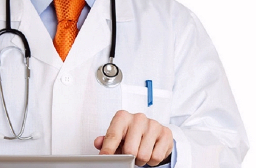 La brecha salarial entre hombres y mujeres se sitúa en 12.000 euros brutos anuales para los profesionales médicos españoles