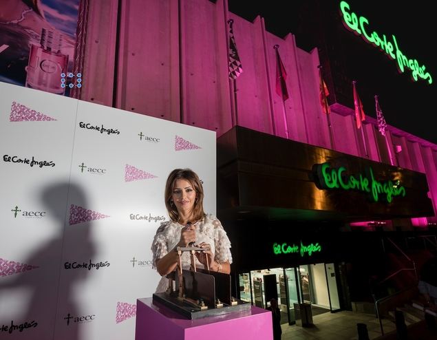 En la imagen, Mónica Cruz acciona la palanca para iluminar la fachada de El Corte Inglés de Serrano.