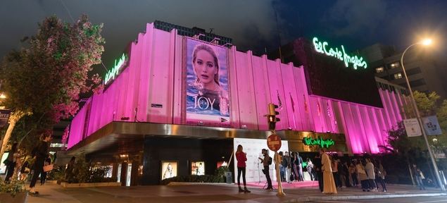 La espléndida fachada de Serrano iluminada de rosa.