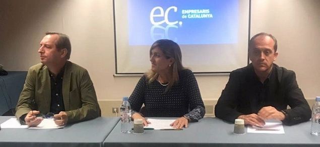 Chantal Moll, con dos empresarios franceses.