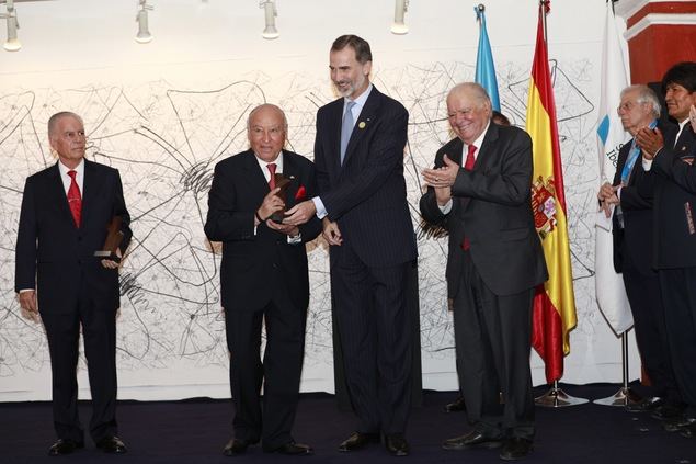 Su Majestad el Rey Felipe VI entrega el premio al Enrique García en presencia de Alejandro Bulgheroni (izquierda) y Enrique V.Iglesias (derecha).