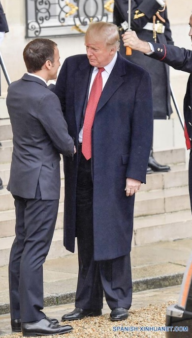 El presidente de Francia, Emmanuel Macron (i), estrecha la mano con el presidente de Estados Unidos, Donald Trump (d), en el Palacio del Elíseo en París, Francia, el 10 de noviembre de 2018. En la víspera del centenario del armisticio de la Primera Guerra Mundial, el presidente de Francia, Emmanuel Macron, se reunió el sábado con el presidente de Estados Unidos de visita, Donald Trump, después que este solicitó más justicia en la cooperación de seguridad con Europa. (Xinhua/Chen Yichen).